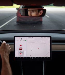 Tesla se enfrenta a sus fantasmas